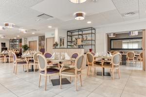 Zenitude Hôtel-Résidences Perpignan餐厅或其他用餐的地方
