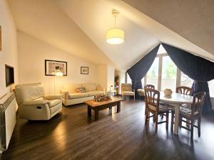 a living room with a couch and a table at APT cerca a pistas de esquí y Vall de Comapedrosa in Arinsal