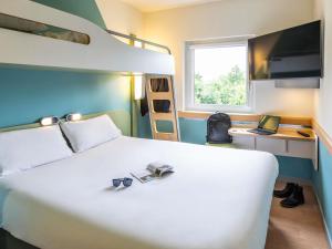 Postel nebo postele na pokoji v ubytování ibis budget Basel Pratteln