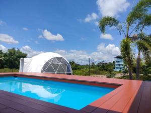 einen Pool mit einem Zelt im Hintergrund in der Unterkunft Phuwara poolvilla ภูวรา พูลวิลล่า in Hat Yai