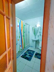 Et badeværelse på Гостиница Зеленая + 16 billeder