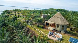 にあるBugoma Palms Resort Sand Beachの茅葺き屋根の小屋の空中風景