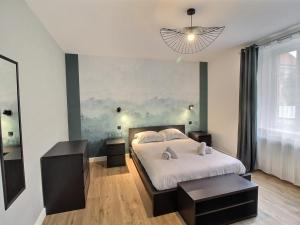 une chambre avec un lit et un tableau au mur dans l'établissement Appartement rénové à Colmar avec jardin et terrasse - FR-1-722-11, à Colmar