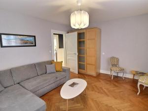 un salon avec un canapé et une table dans l'établissement Appartement rénové à Colmar avec jardin et terrasse - FR-1-722-11, à Colmar