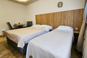 two beds in a hotel room next to each other at Villa Montemaris Budva in Budva