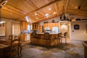 - une cuisine avec un plafond en bois, une table et des chaises dans l'établissement Luxury w Spa Foosball Near Summit - DeCarlo House, à Big Bear Lake