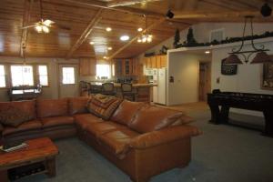 - un salon avec un canapé en cuir brun et un piano dans l'établissement Luxury w Spa Foosball Near Summit - DeCarlo House, à Big Bear Lake