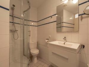 une salle de bain avec toilettes, lavabo et douche dans l'établissement Apartment near Dutch Beach with Water Views, à Julianadorp 32 autres photos