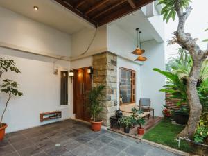 TlekungにあるRajabali Villa Batuの植物家の玄関