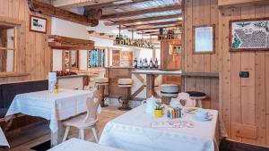 A restaurant or other place to eat at Hotel Crosal