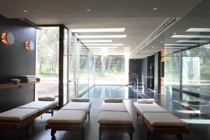 A piscina localizada em Hostal Empúries ou nos arredores