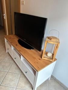 TV a/nebo společenská místnost v ubytování Wohnung 'Casa Anita' mit Wasserblick