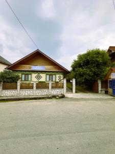 瑟彭察ILEANA Săpânța的有栅栏的房子