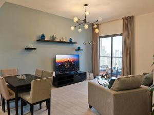 TV a/nebo společenská místnost v ubytování 3BR Apartment With Gorgeous Marina View on JBR Beach near Mall, Metro & Dubai Eye- By Sunkissed Holiday Homes + 29 fotografií