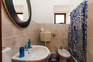 ein Badezimmer mit Waschbecken und Spiegel in der Unterkunft Apartamento 2 - Fundação de Veiros in Veiros + 8 Fotos