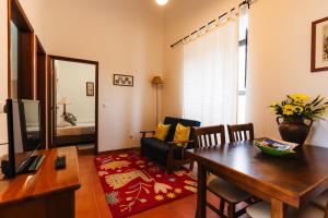 ein Wohnzimmer mit einem Esstisch und einem Wohnzimmer in der Unterkunft Apartamento 2 - Fundação de Veiros in Veiros