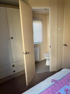 Ένα μπάνιο στο 3 Bedroom, Sleep 6, Wi-Fi, Decking, Sea-View, Parking