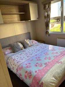 Ένα ή περισσότερα κρεβάτια σε δωμάτιο στο 3 Bedroom, Sleep 6, Wi-Fi, Decking, Sea-View, Parking