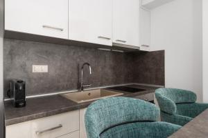 Η κουζίνα ή μικρή κουζίνα στο Superstudio Pop Art Apartments by BiNoBi!