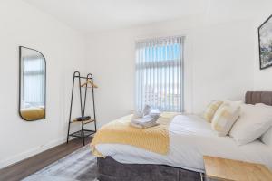 Una habitación blanca con una cama y una ventana. en Charming 2 Bed with Fast Wi-Fi, en Longford