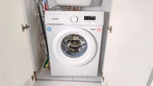a washer and dryer in a small room at Il Viandante in Cagliari