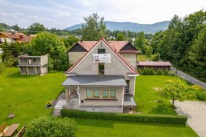 - une vue aérienne sur une maison dans une cour dans l'établissement Apartamenty Pod Orzechem z dużym ogrodem - Dream Apart, à Ustroń
