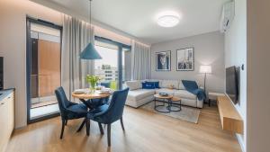 un salon avec une table et un canapé dans l'établissement Omega Lake, Sun & Snow, à Olsztyn