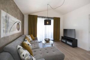 a living room with a couch and a television at Haus Šimuni in Kršan
