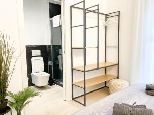 łazienka z toaletą w pokoju w obiekcie CARDANO SUITE - 5 min from Central Station w Mediolanie