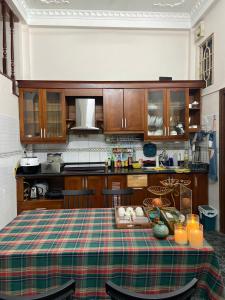 une cuisine avec une table et un tissu de table dans l'établissement DA Travel Home - Hanoi Hostel, à Hanoï 16 autres photos