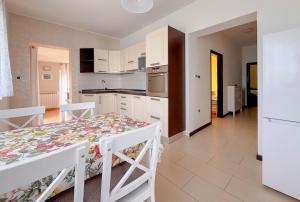 Kuchyňa alebo kuchynka v ubytovaní Apartment Ticiana + 19 fotografií