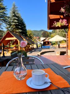 Výhľad na hory alebo výhľad na hory priamo z of the bed and breakfast