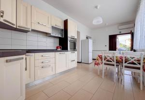 Kuchyňa alebo kuchynka v ubytovaní Apartment Ticiana