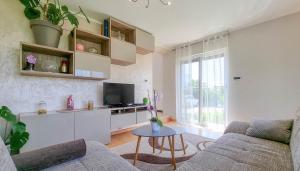 Televízia a/alebo spoločenská miestnosť v ubytovaní Apartment Ticiana