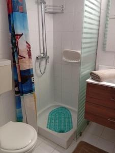 Ένα μπάνιο στο Beach Front Studio Maria