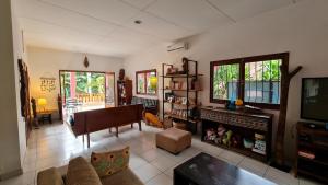 a living room with a couch and a piano at Grande villa 4 chambres piscine in Abidjan
