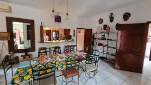 a dining room with a table with stained glass at Grande villa 4 chambres piscine in Abidjan