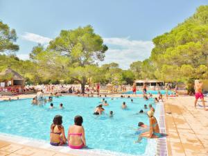 a group of people sitting in a swimming pool at Carazur Mobilhomes Camping Fréjus in Fréjus