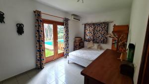 a bedroom with a bed and a large window at Grande villa 4 chambres piscine in Abidjan +21 photos