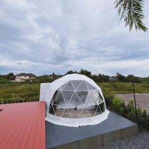 ein Kuppelzelt auf einem Dach in der Unterkunft Phuwara poolvilla ภูวรา พูลวิลล่า in Hat Yai
