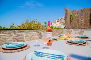 a table with a bottle of wine and glasses at Apartment Bela Vista in Estômbar