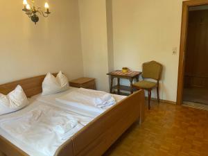 Posteľ alebo postele v izbe v ubytovaní Hotel-Restaurant Moser Pöchlarn