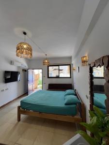 Una cama o camas en una habitación de A bohemian-style studio in dahab