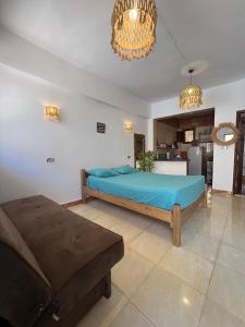 Una cama o camas en una habitación de A bohemian-style studio in dahab