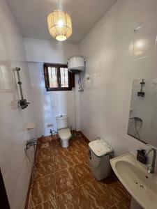 Un baño de A bohemian-style studio in dahab