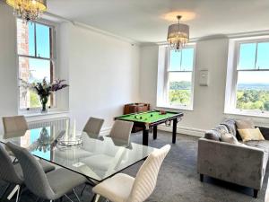 Pass the Keys Mulberry Beautiful Apartment with Sea View的休息区