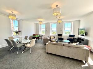 格兰奇奥沃桑茨Pass the Keys Mulberry Beautiful Apartment with Sea View的带沙发和桌子的客厅