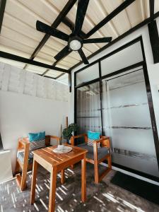 Χώρος καθιστικού στο Nawá House Siargao