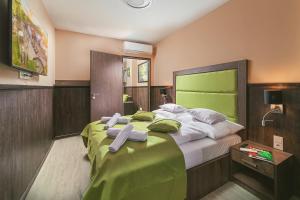 Postel nebo postele na pokoji v ubytování Park Hotel Bükfürdő
