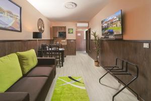 TV a/nebo společenská místnost v ubytování Park Hotel Bükfürdő